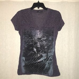 Purple v-neck T-shirt with graphic detail